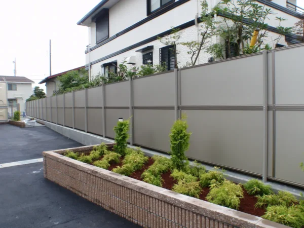 マンション駐車場目隠しフェンス